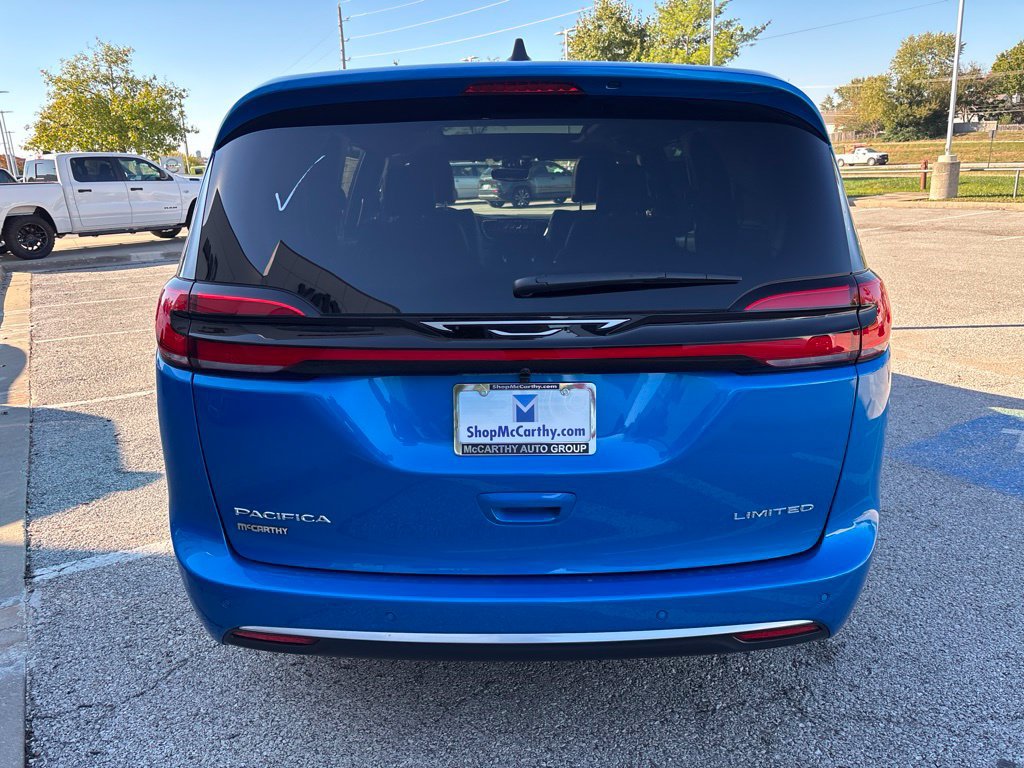 New 2027 Chrysler Pacifica Limited FWD image 11