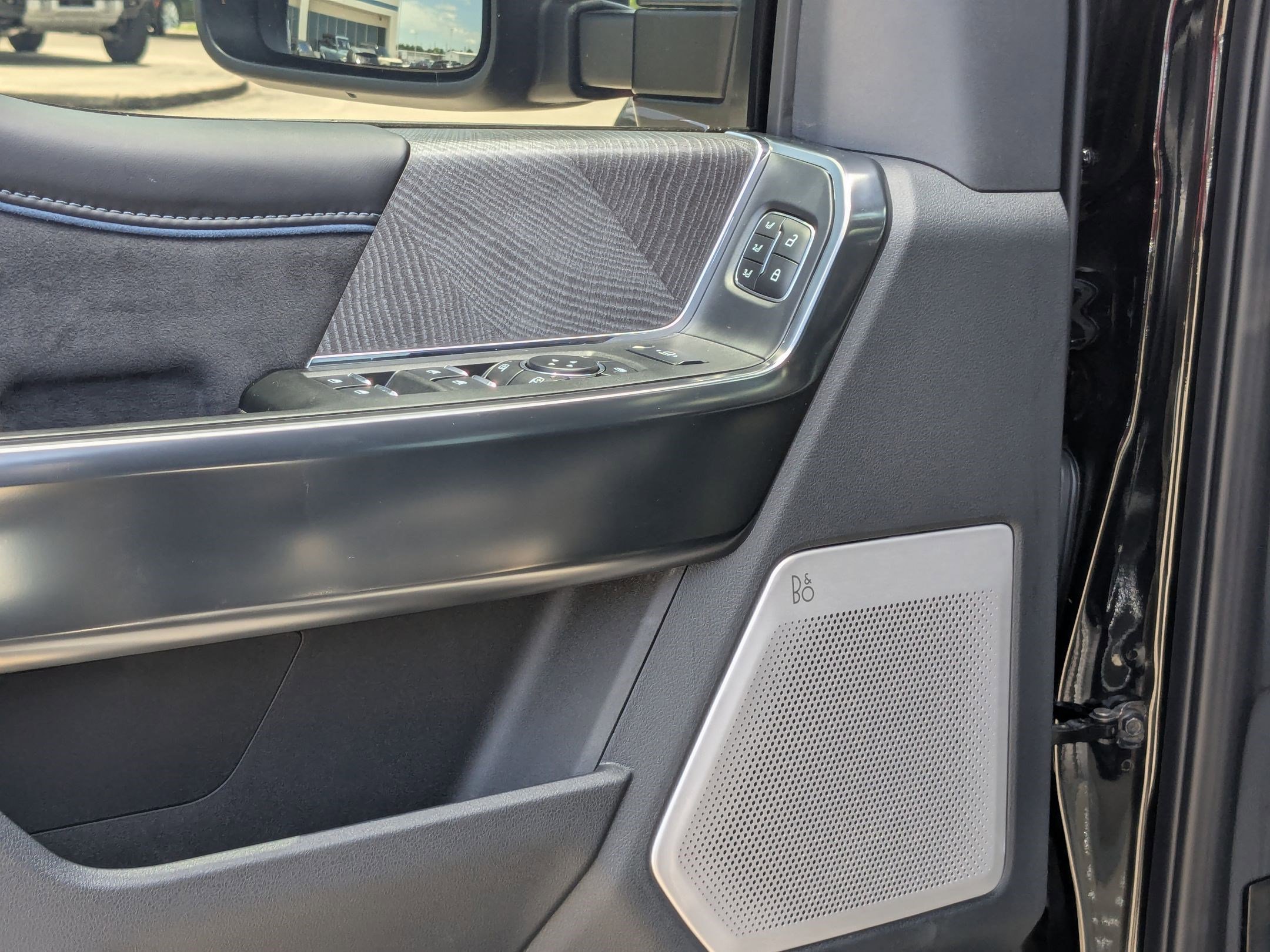 Used 2025 Ford F350 Platinum w/ FX4 Off-Road Package image 14