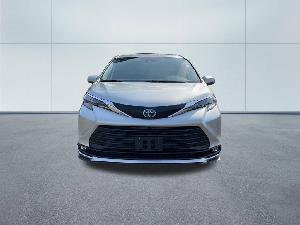 Used 2025 Toyota Sienna XLE image 3