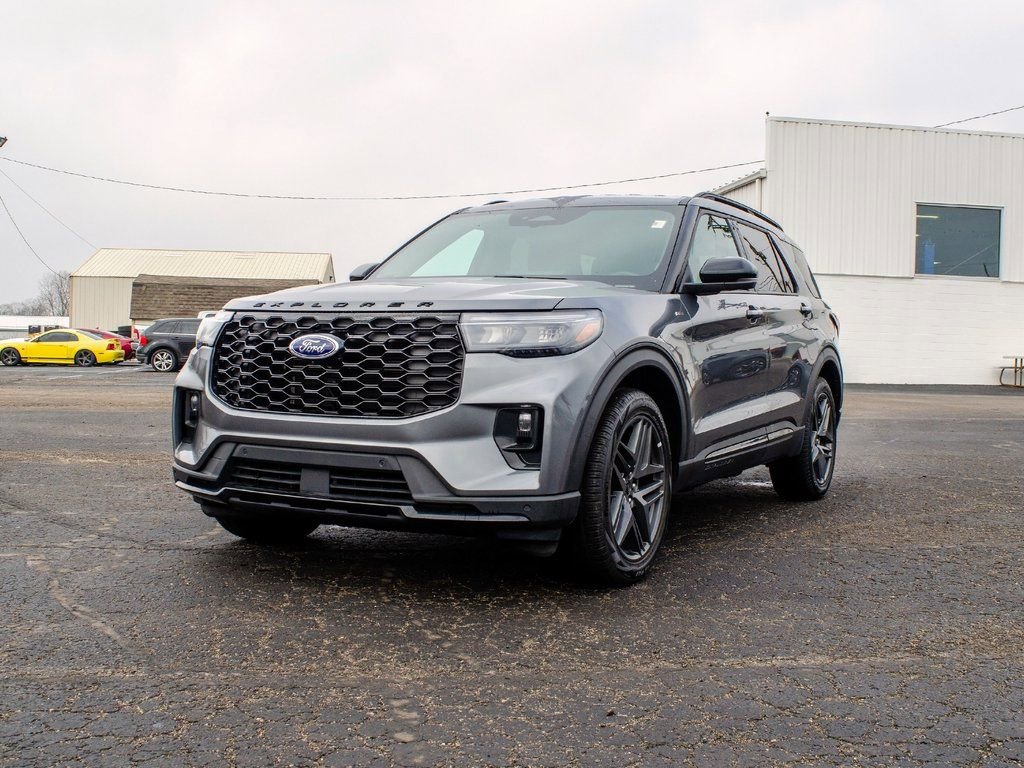 Used 2025 Ford Explorer ST-Line w/ ST-Line Street Pack image 10