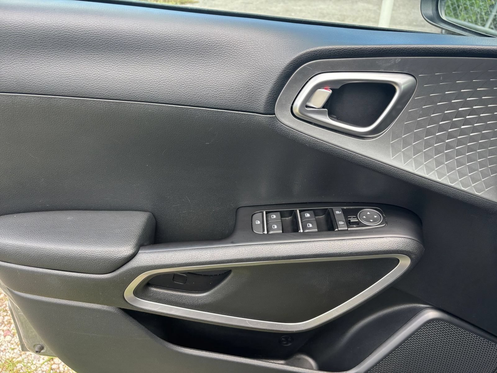 Used 2025 Kia Soul LX w/ LX Technology Package FWD image 19