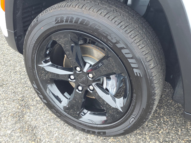 Certified 2025 Jeep Grand Cherokee Altitude image 31