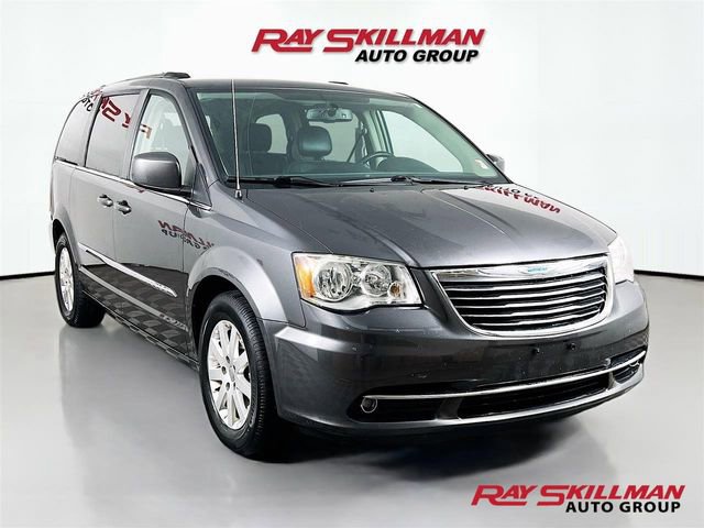 Used 2016 Chrysler Town & Country Touring FWD image 1