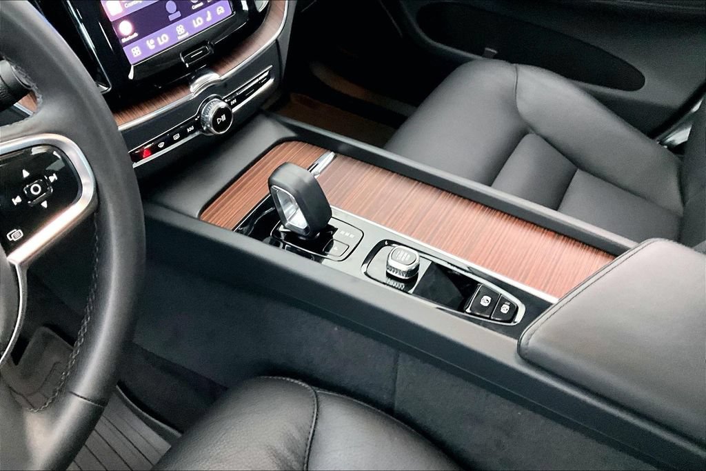 Certified 2023 Volvo XC60 B5 Plus AWD/4WD image 18