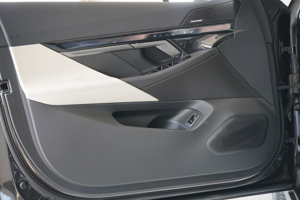 Used 2026 BMW i5 eDrive40 w/ Premium Package image 10