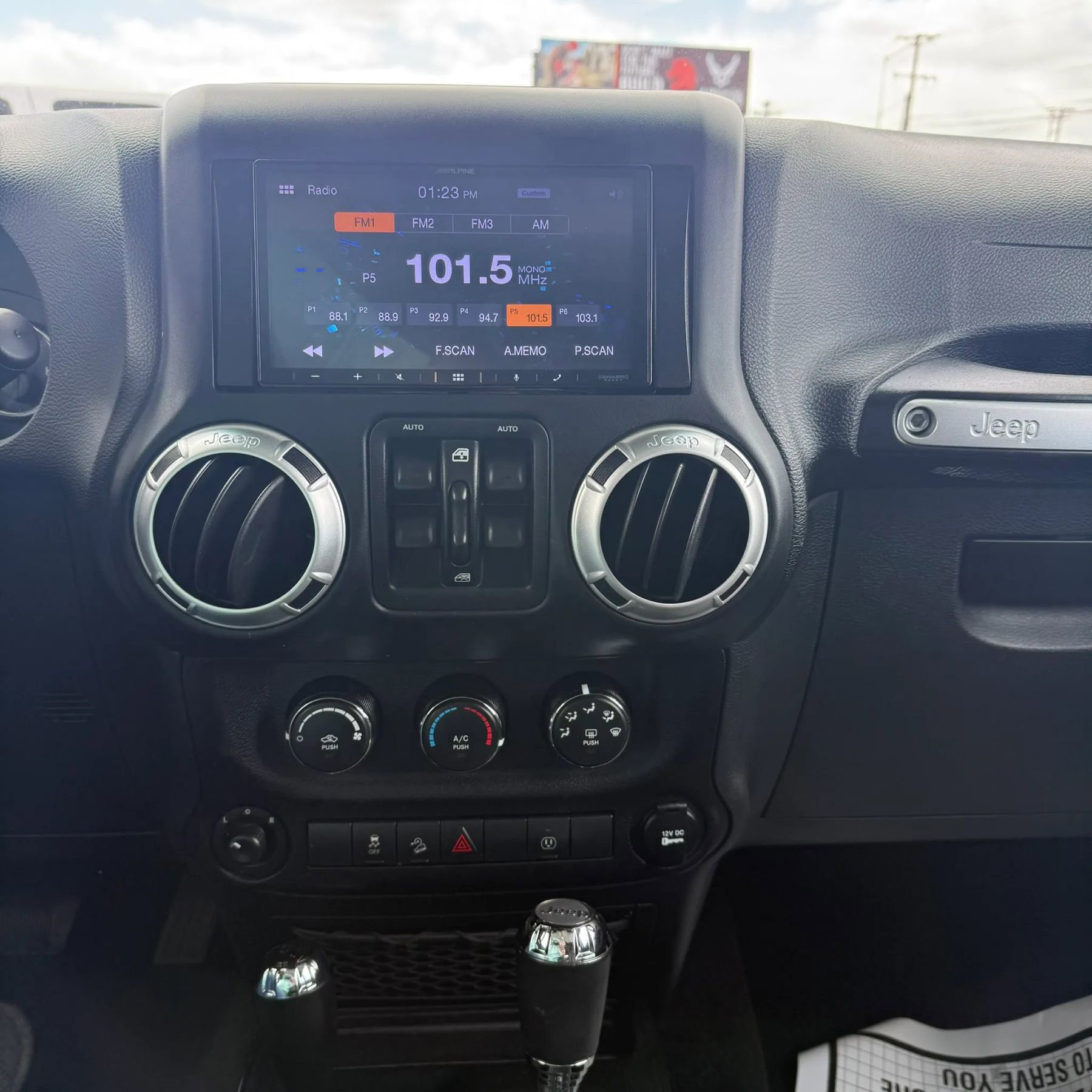 Used 2018 Jeep Wrangler Unlimited Sahara w/ Connectivity Group AWD/4WD image 21