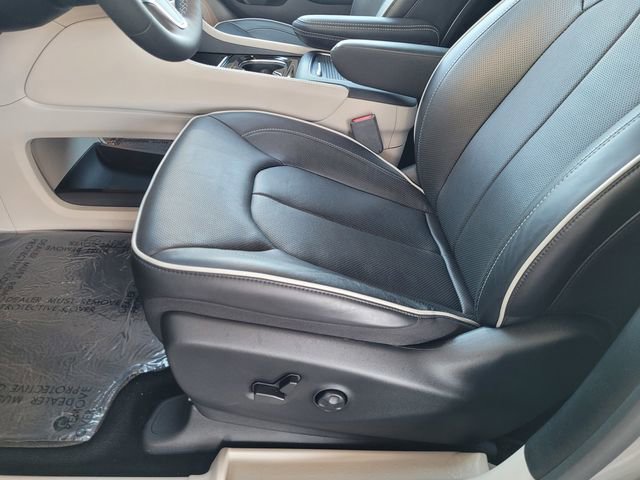 Used 2023 Chrysler Pacifica Limited image 15