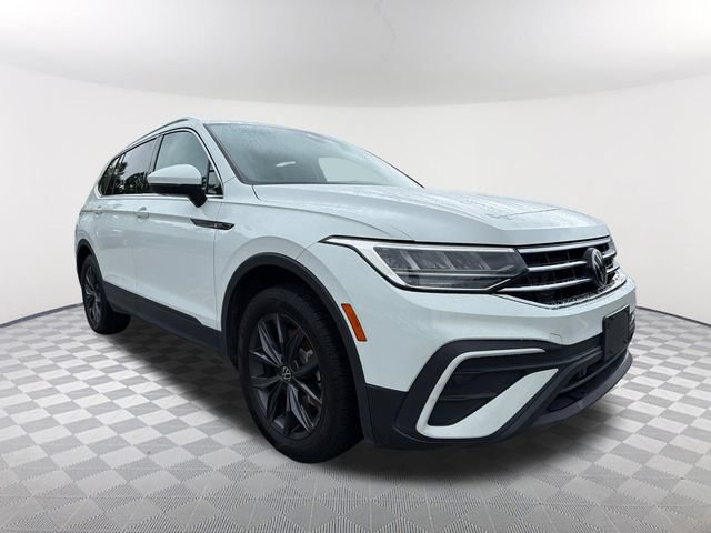 Used 2022 Volkswagen Tiguan SE w/ Panoramic Sunroof Package FWD image 3