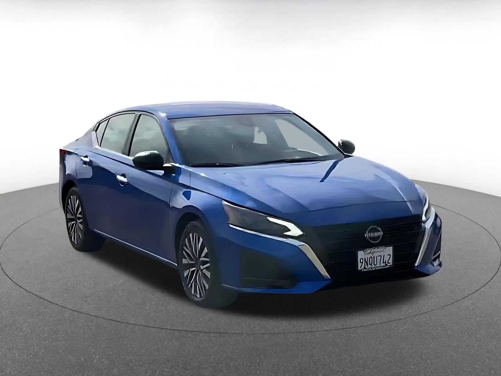 Used 2025 Nissan Altima 2.5 SV FWD image 3