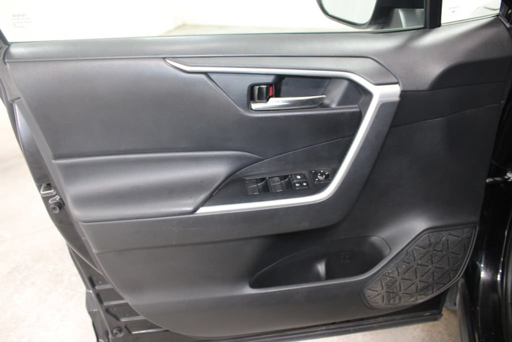 Used 2021 Toyota RAV4 XLE AWD/4WD image 16