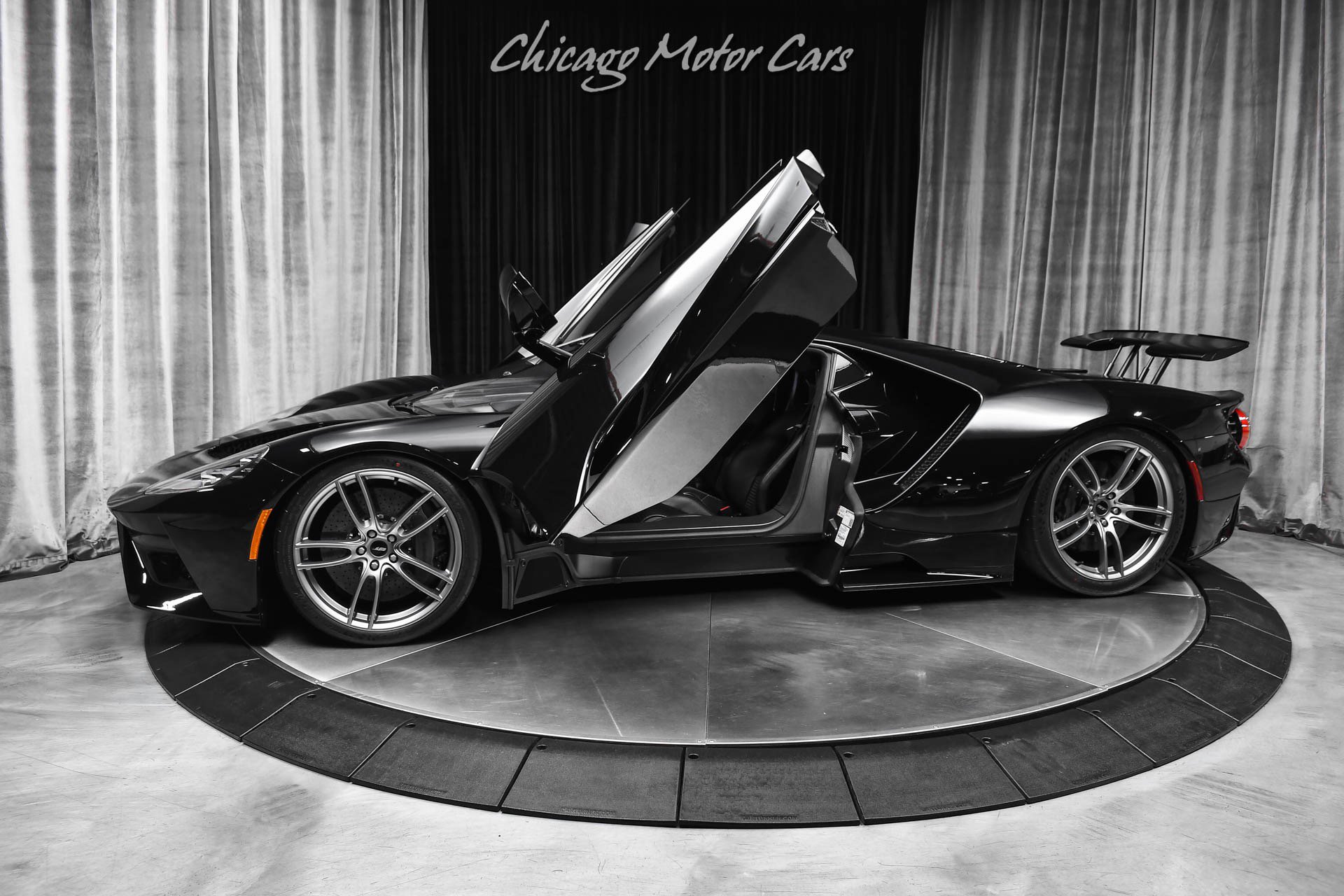 Used 2021 Ford GT RWD image 1