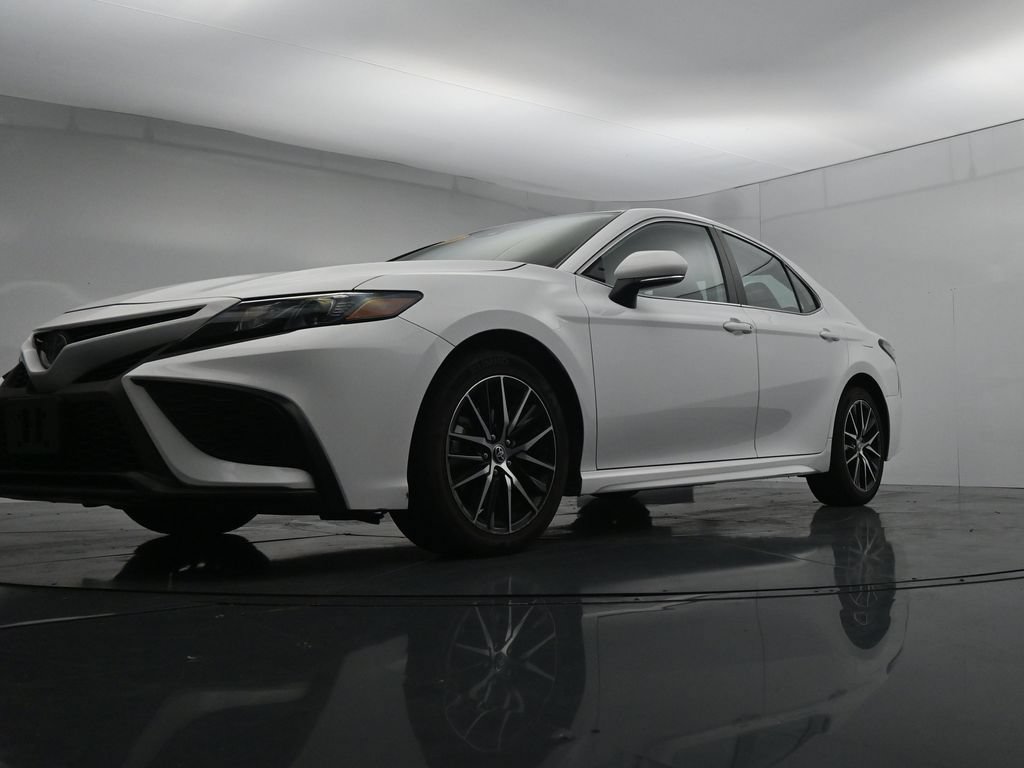 Used 2024 Toyota Camry SE w/ Cold Weather Package FWD image 34
