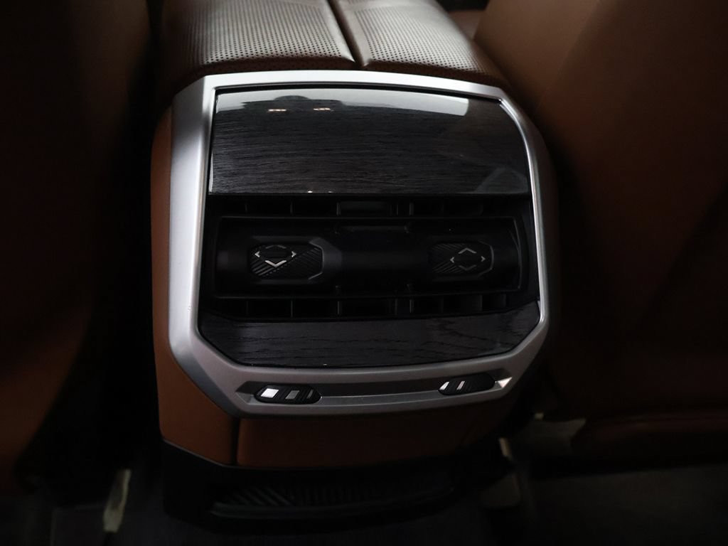 Used 2023 BMW 760i xDrive AWD/4WD image 48