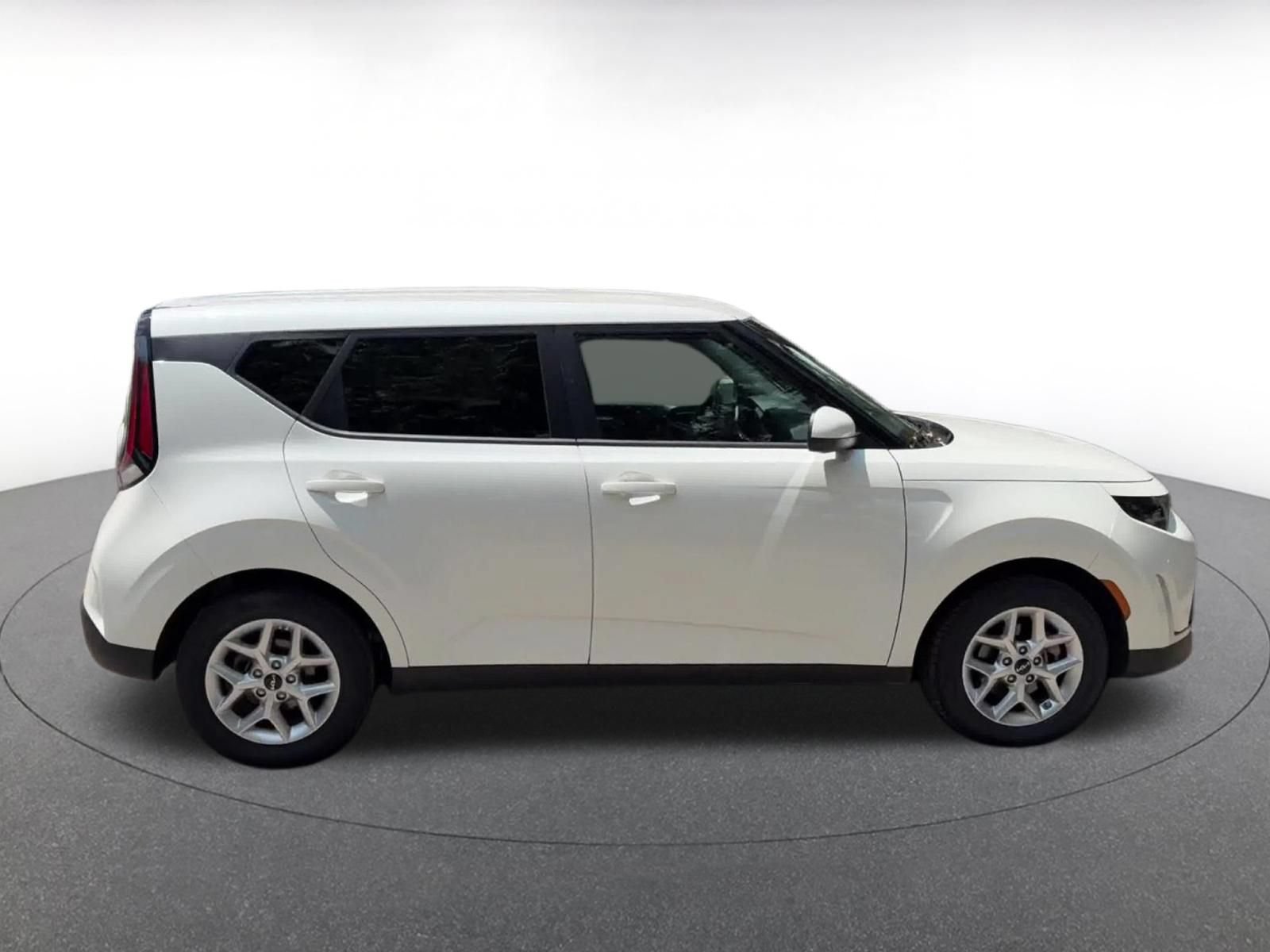 Used 2025 Kia Soul LX w/ LX Technology Package FWD image 15