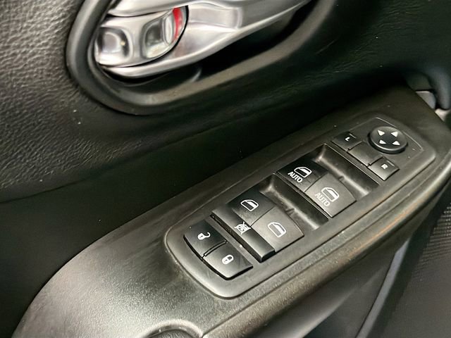 Used 2019 Jeep Cherokee Trailhawk w/ Cold Weather Group image 16