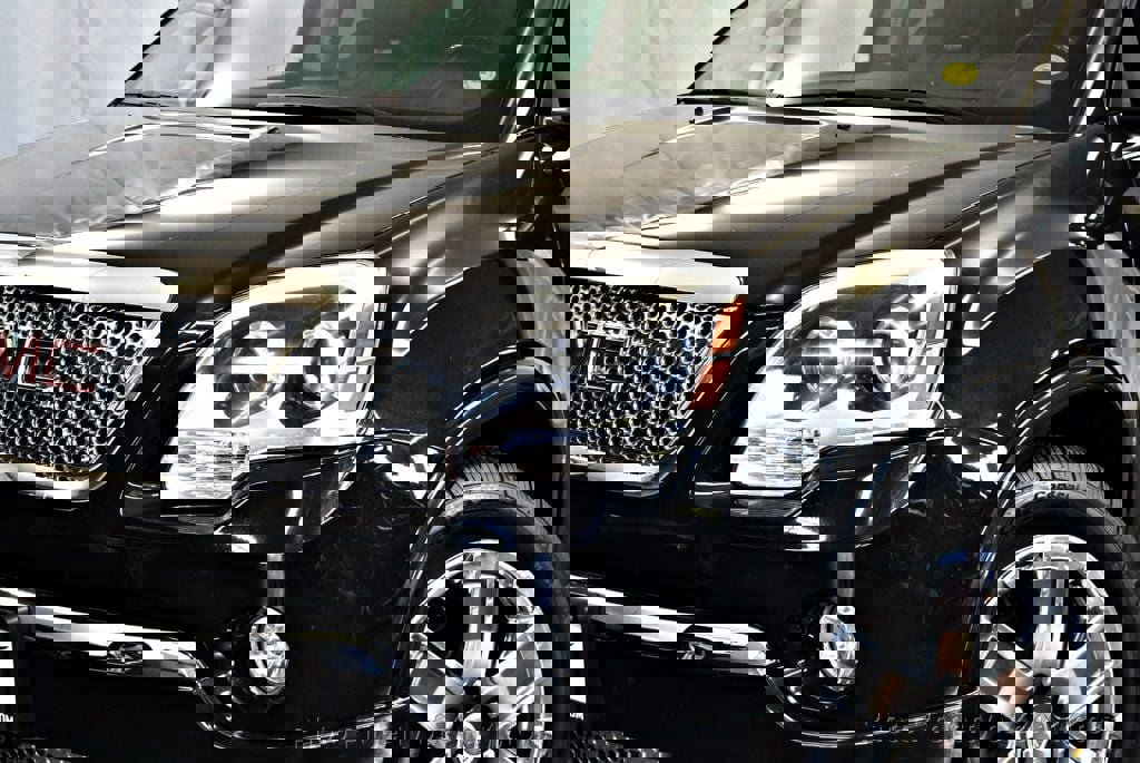 Used 2011 GMC Acadia Denali image 3