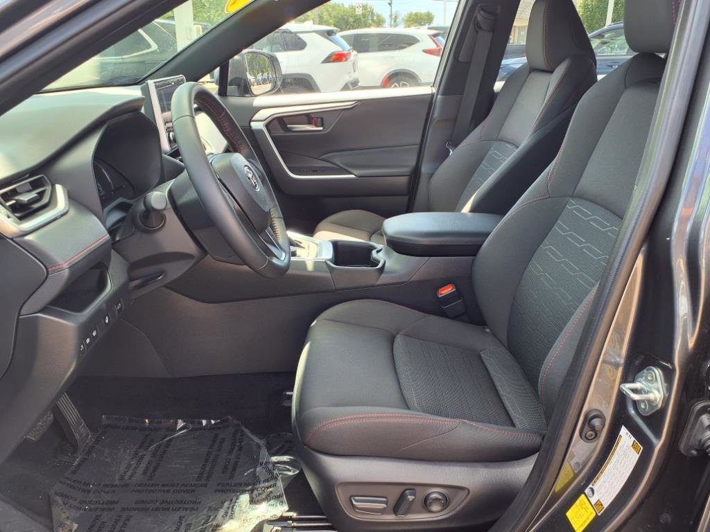 Used 2024 Toyota RAV4 SE image 4