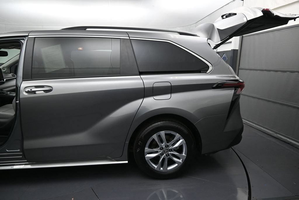Used 2026 Toyota Sienna XLE FWD image 14