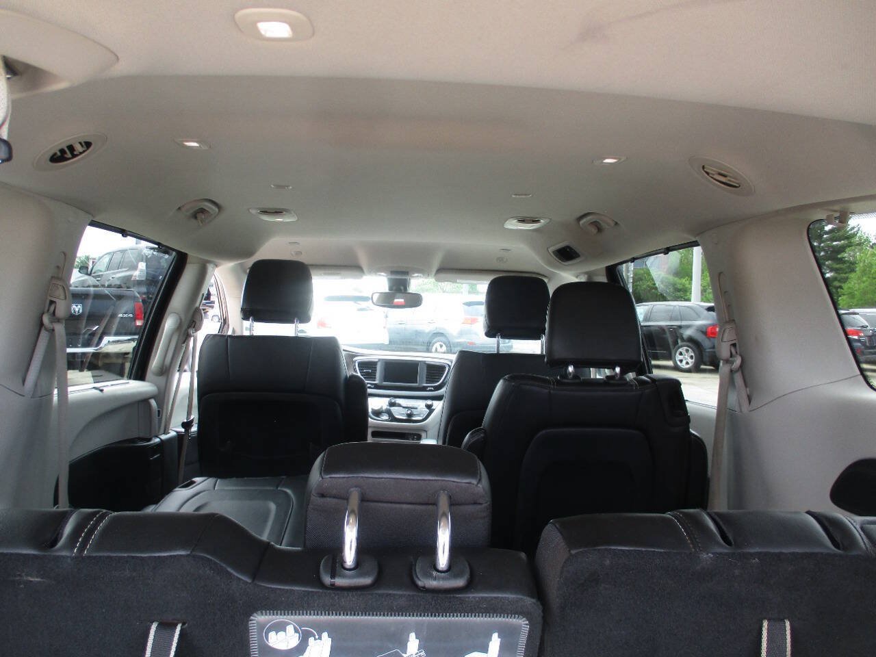 Used 2020 Chrysler Voyager Lxi FWD image 32
