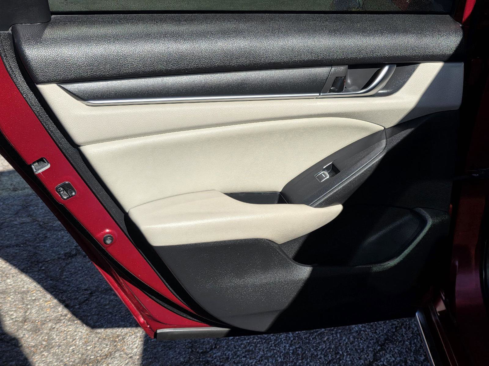 Used 2018 Honda Accord EX image 36