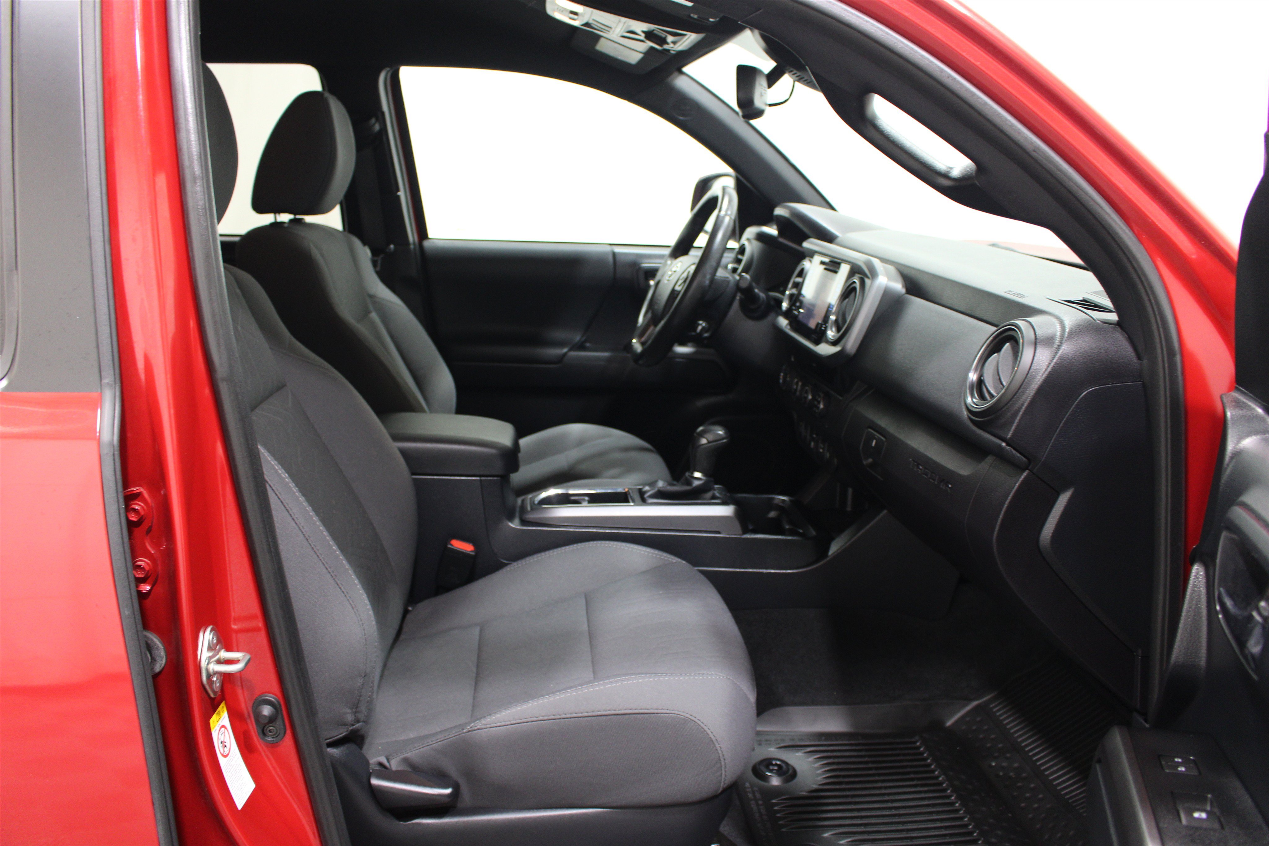 Used 2018 Toyota Tacoma TRD Off-Road w/ Technology Package AWD/4WD image 24