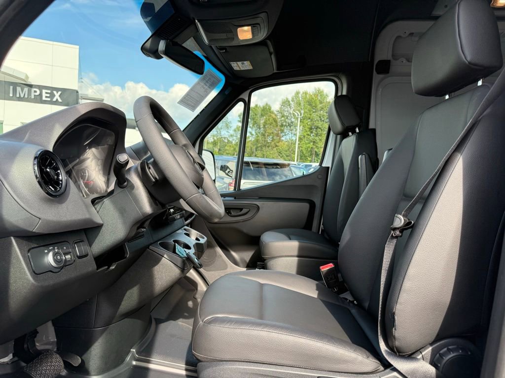 Used 2025 Mercedes-Benz Sprinter 2500 image 9