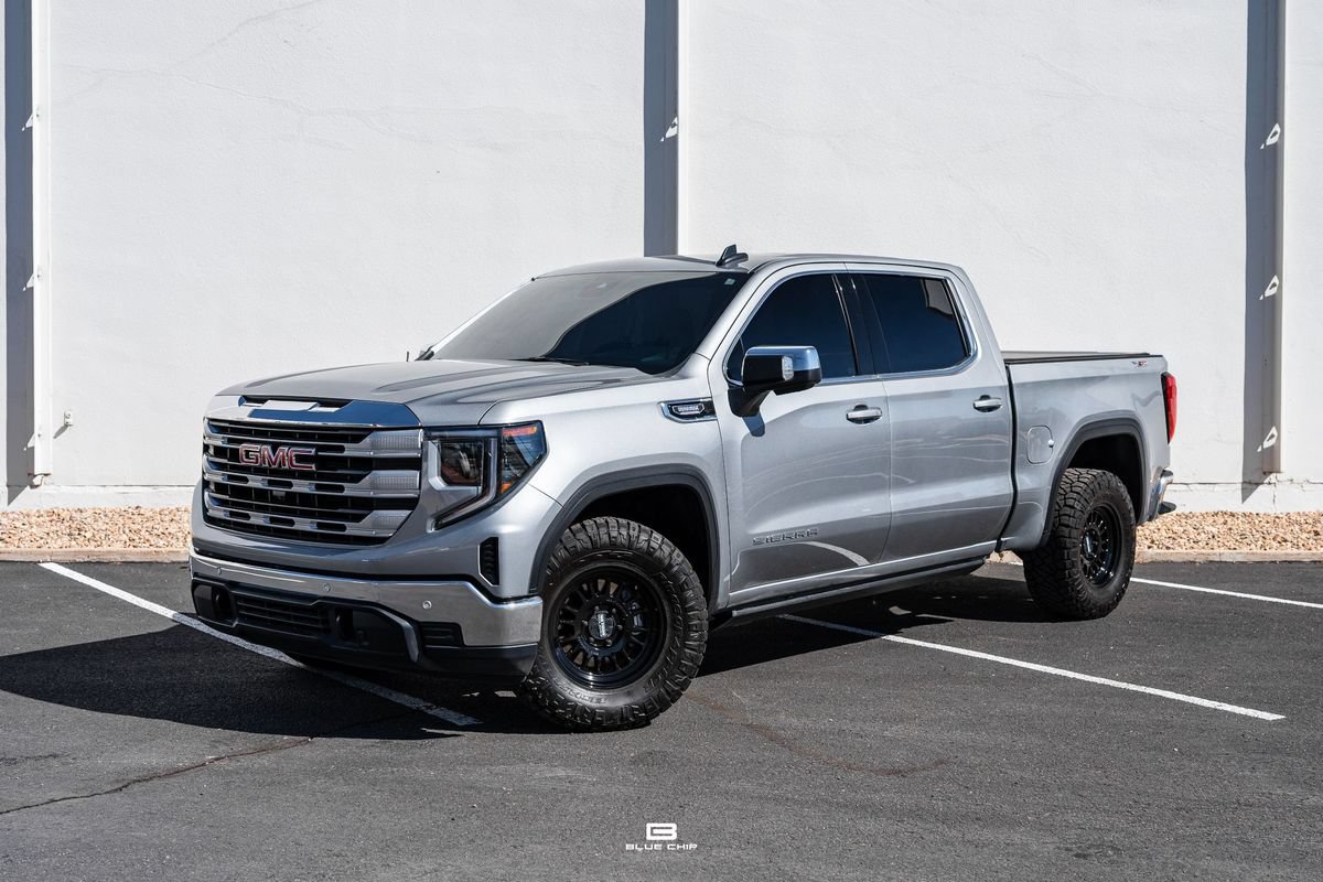 Used 2025 GMC Sierra 1500 SLE w/ X31 Off-Road Package AWD/4WD image 1