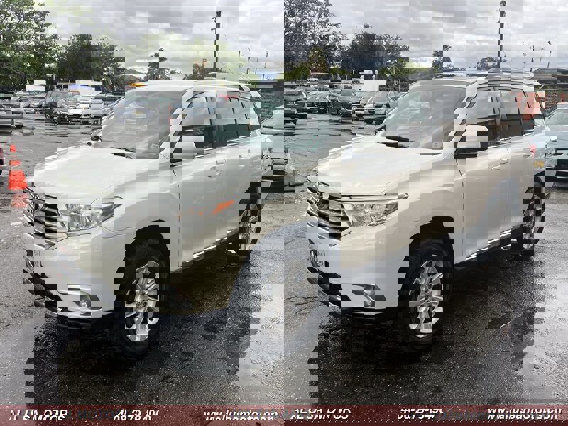 Used 2012 Toyota Highlander SE w/ Tow Pkg image 5