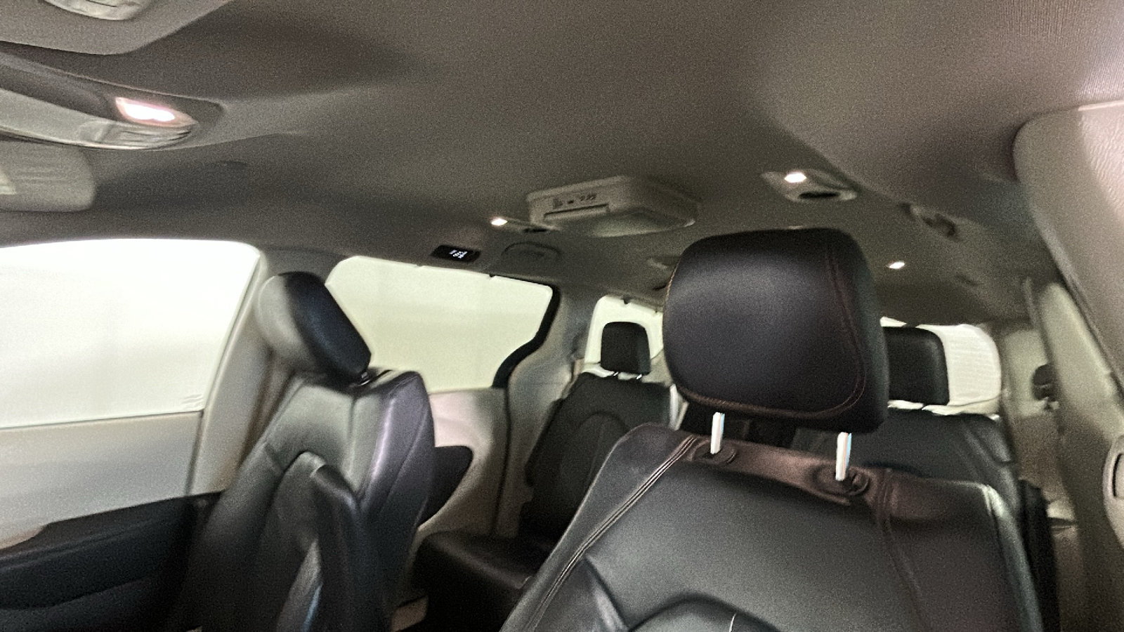Used 2017 Chrysler Pacifica Touring-L FWD image 16