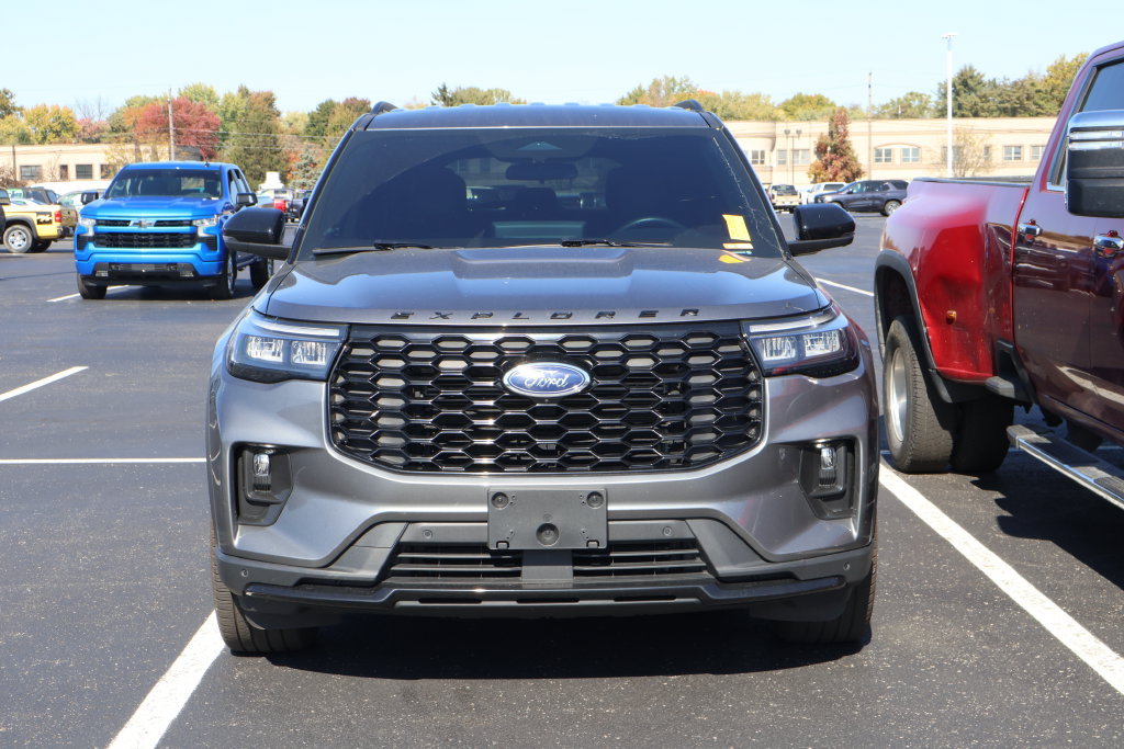 Used 2025 Ford Explorer ST-Line w/ ST-Line Street Pack AWD/4WD image 2