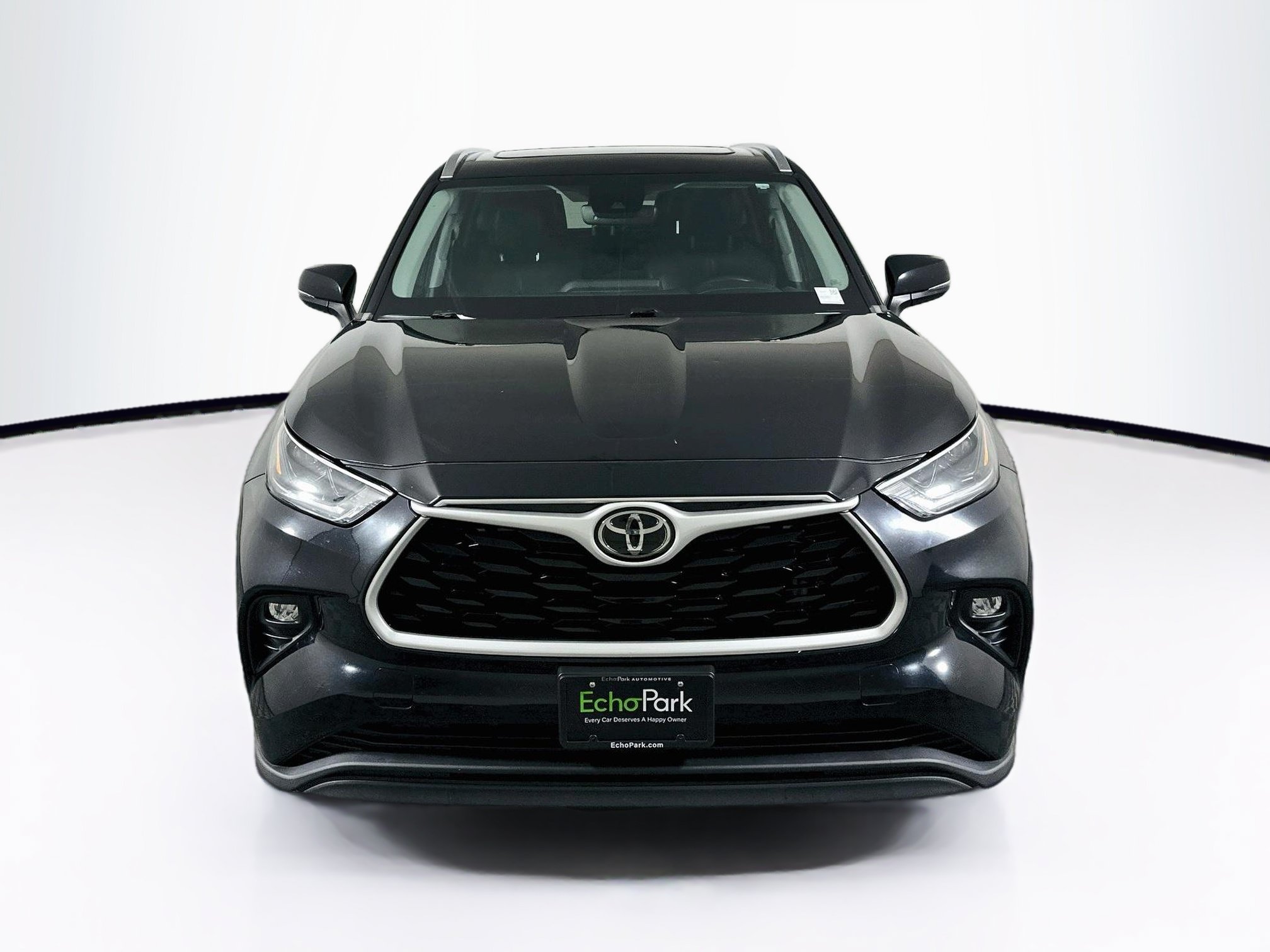 Used 2021 Toyota Highlander XLE FWD image 2