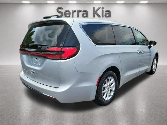 Used 2024 Chrysler Pacifica Touring-L FWD image 5