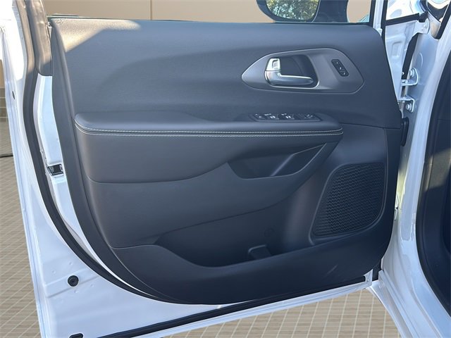 New 2026 Chrysler Pacifica Select image 15