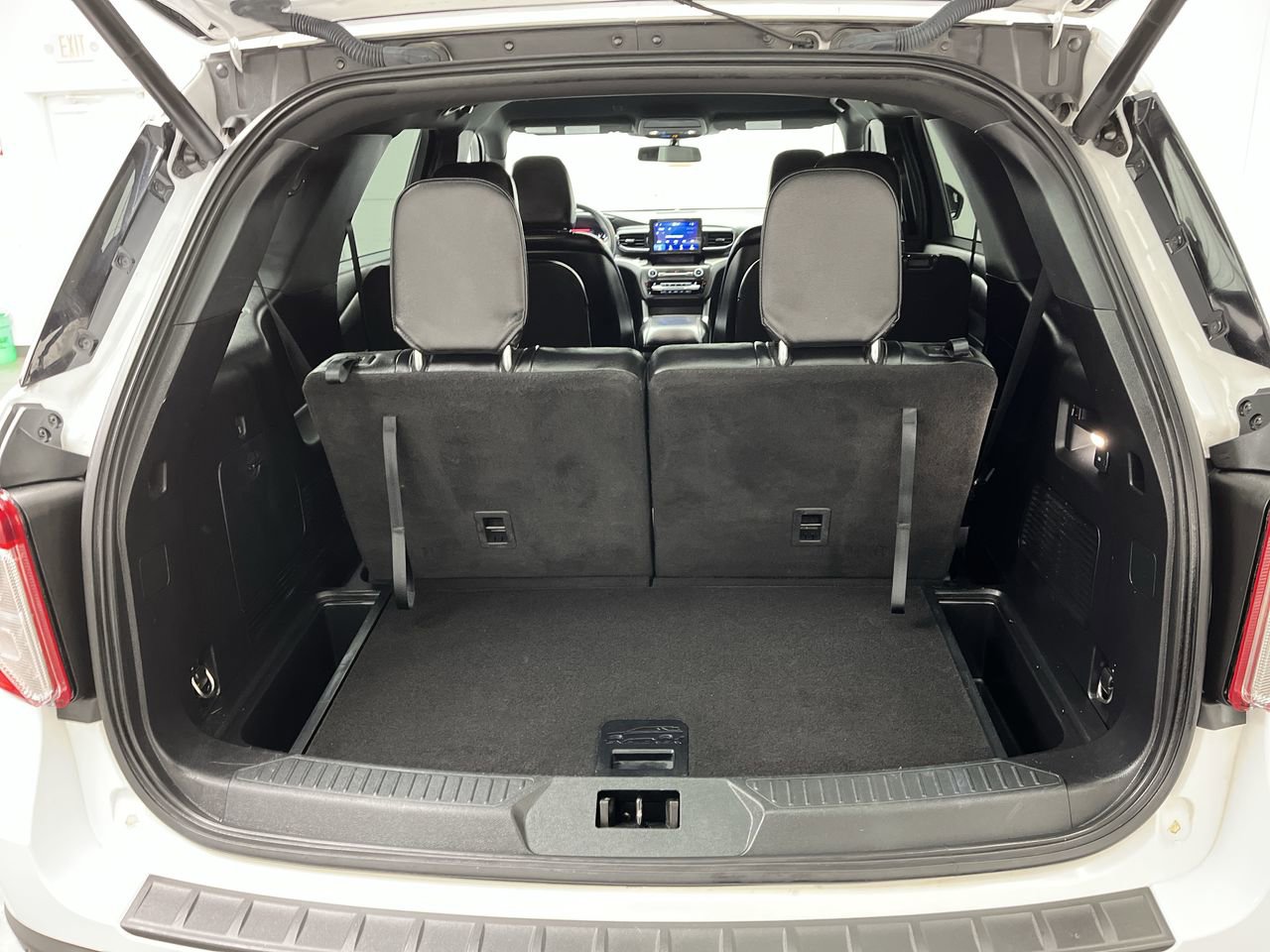 Used 2020 Ford Explorer XLT w/ Equipment Group 202A AWD/4WD image 29