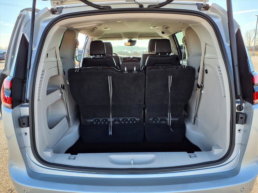 Used 2024 Chrysler Pacifica Touring-L image 29