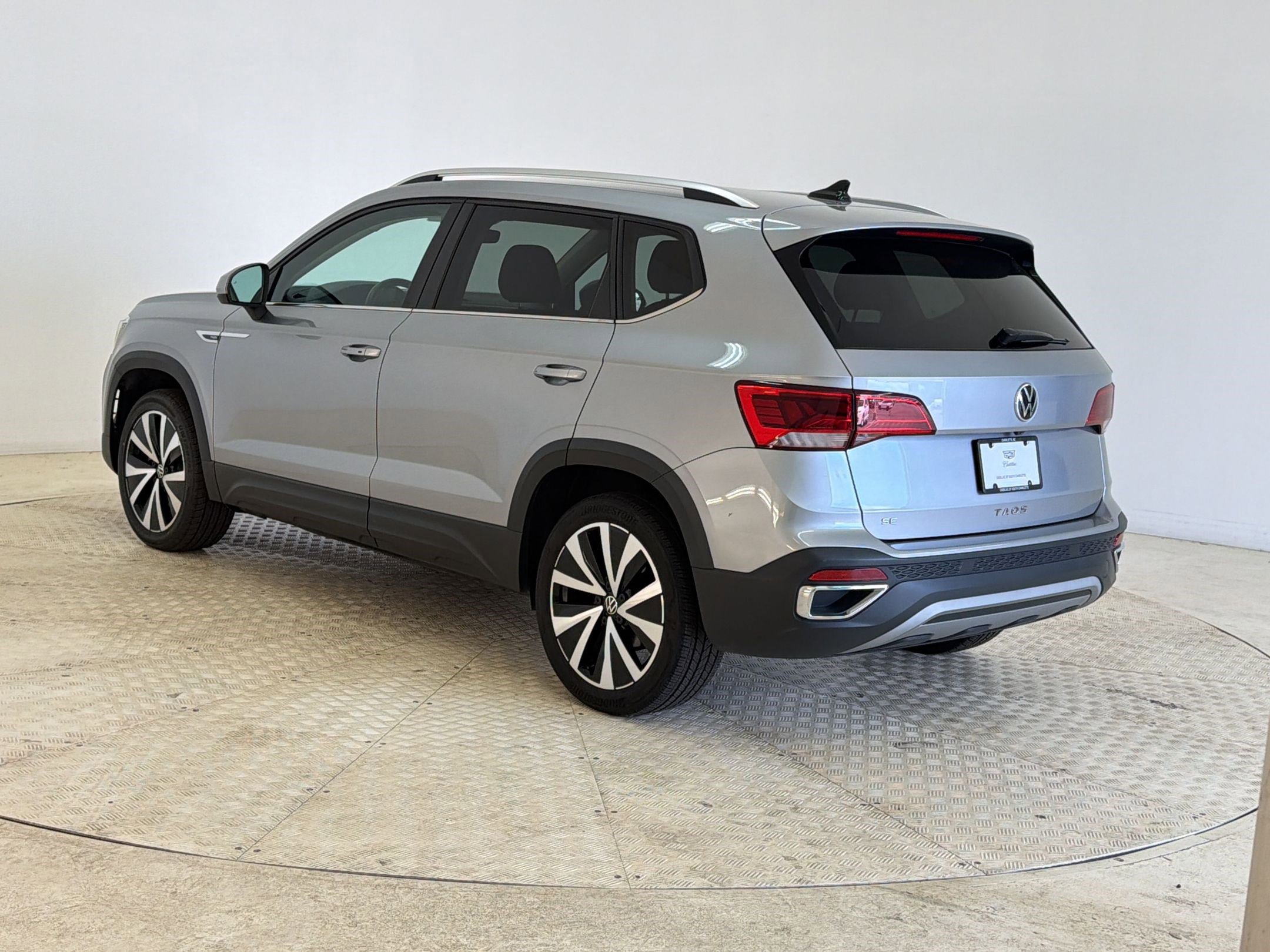 Used 2024 Volkswagen Taos SE FWD image 3