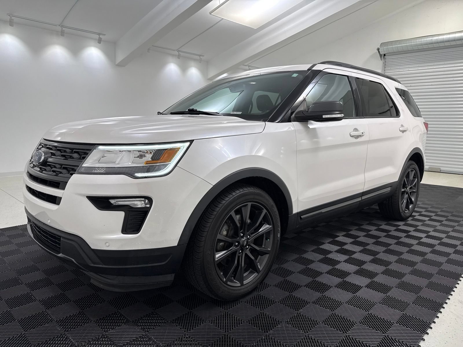 Used 2018 Ford Explorer XLT w/ Equipment Group 202A FWD image 2