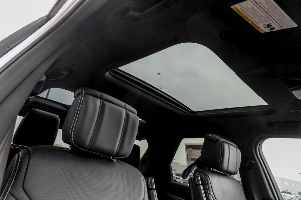 Used 2025 Land Rover Discovery Dynamic SE image 23