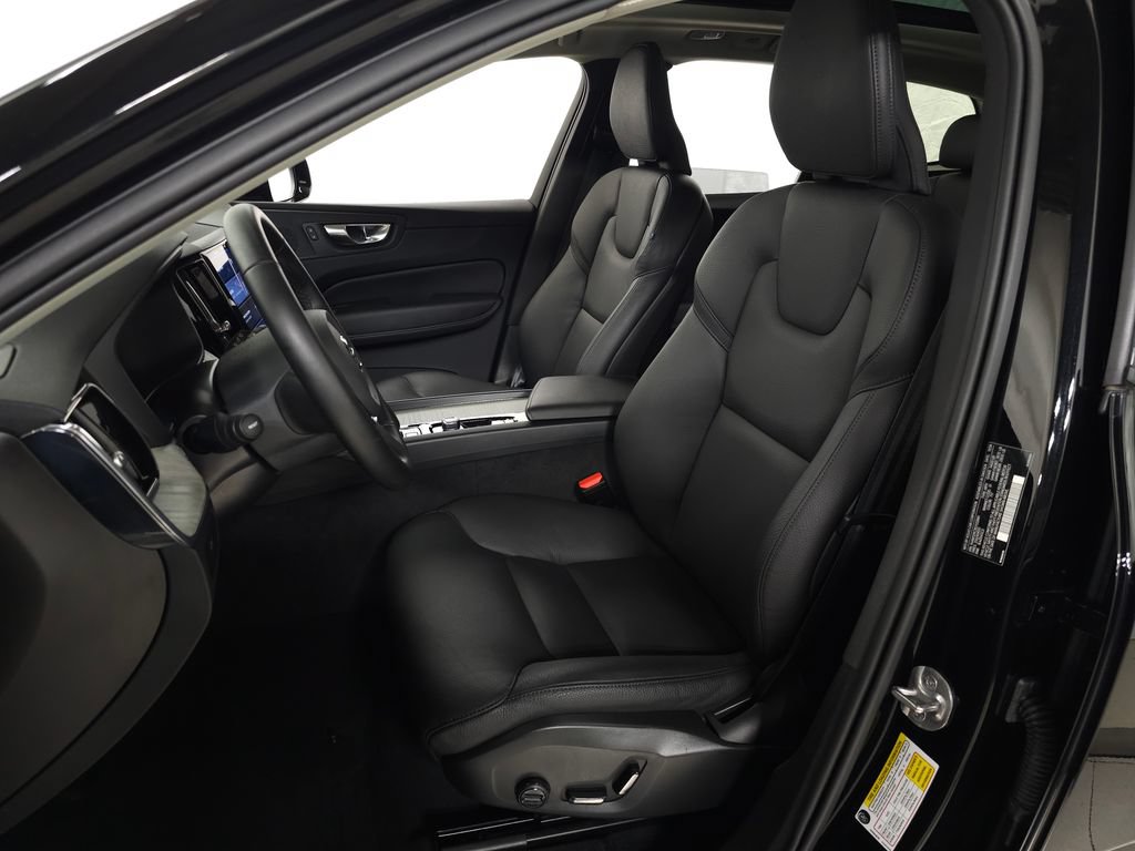 Certified 2025 Volvo XC60 B5 Plus AWD/4WD image 17