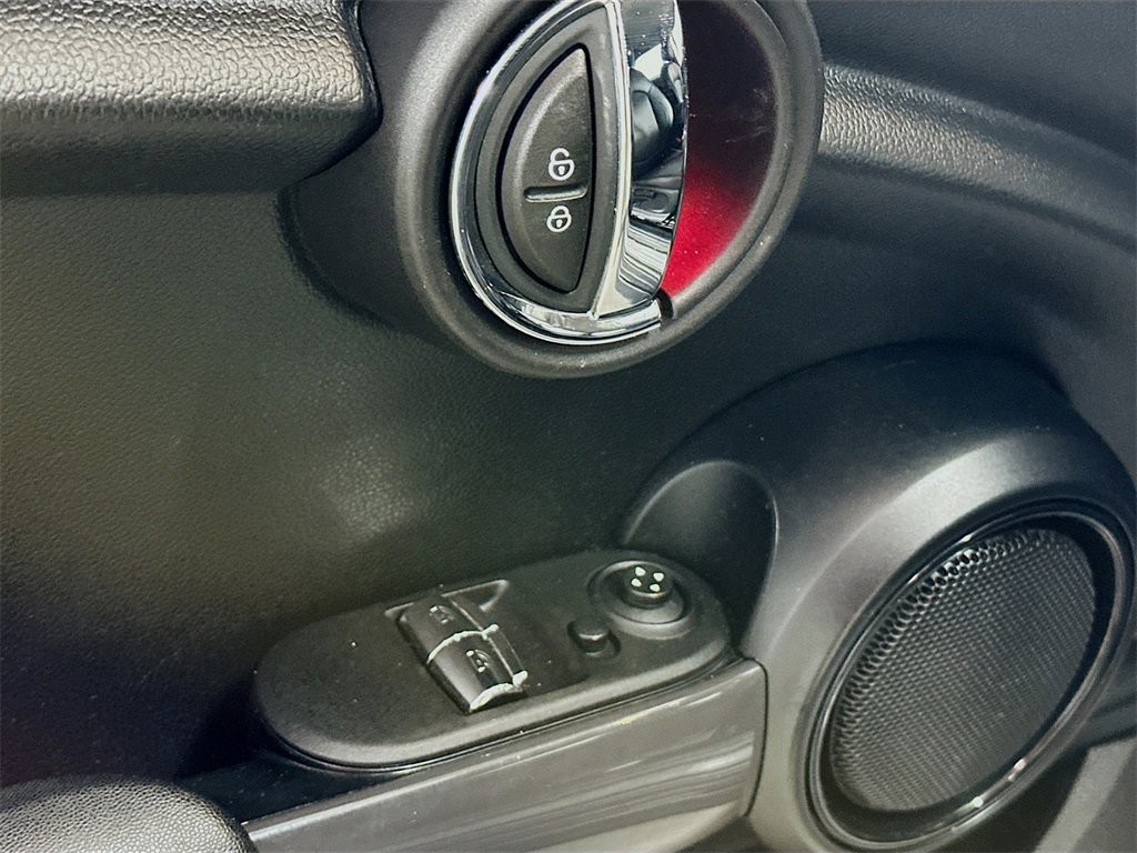 Used 2016 MINI Cooper 2-Door Hardtop image 18