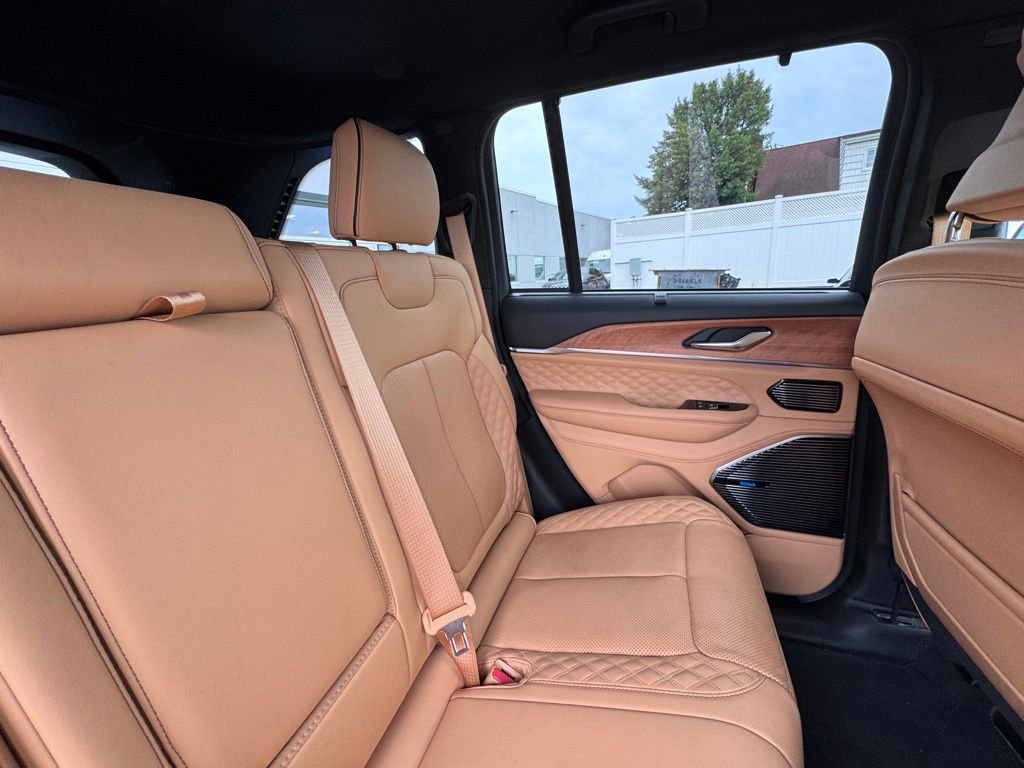 Used 2024 Jeep Grand Cherokee Summit AWD/4WD image 19