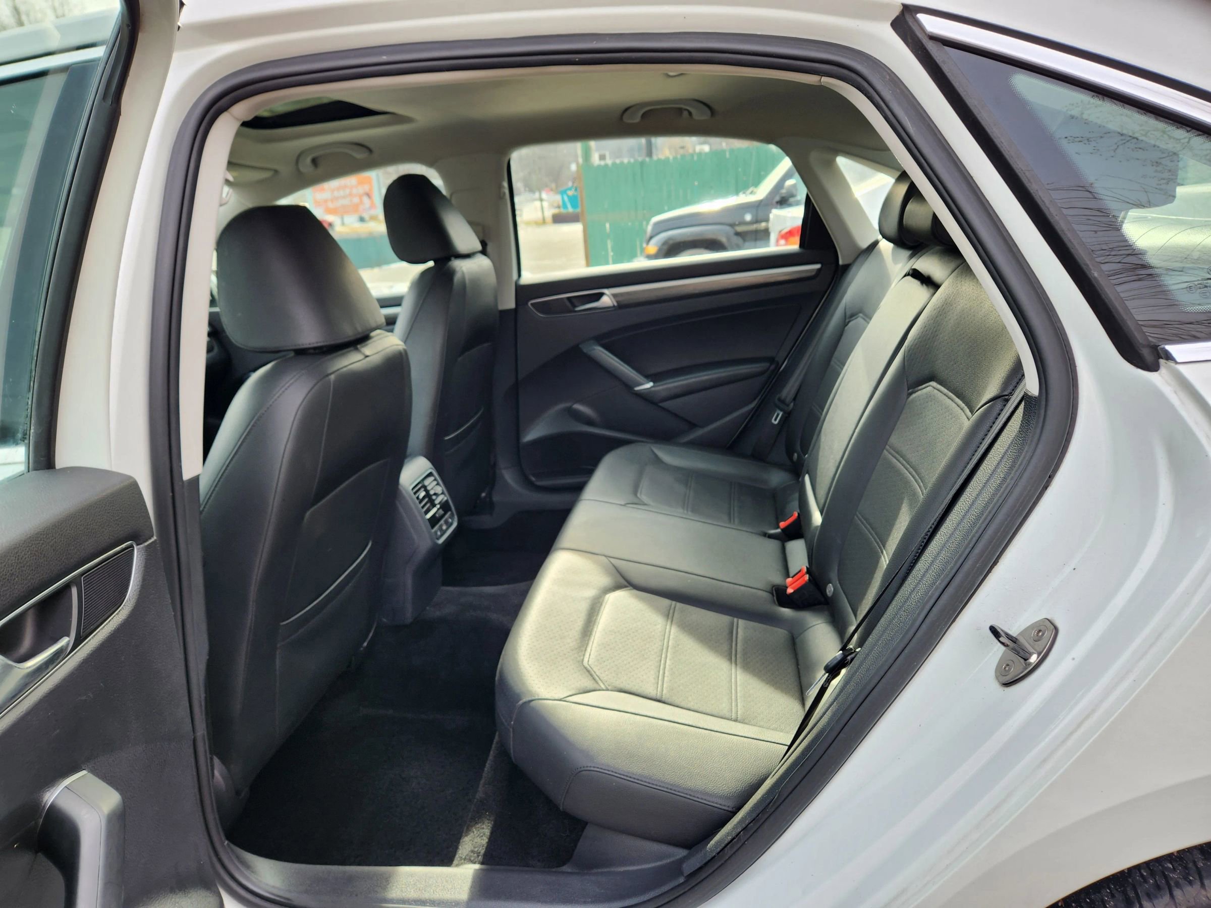 Used 2018 Volkswagen Passat 2.0T SE image 21