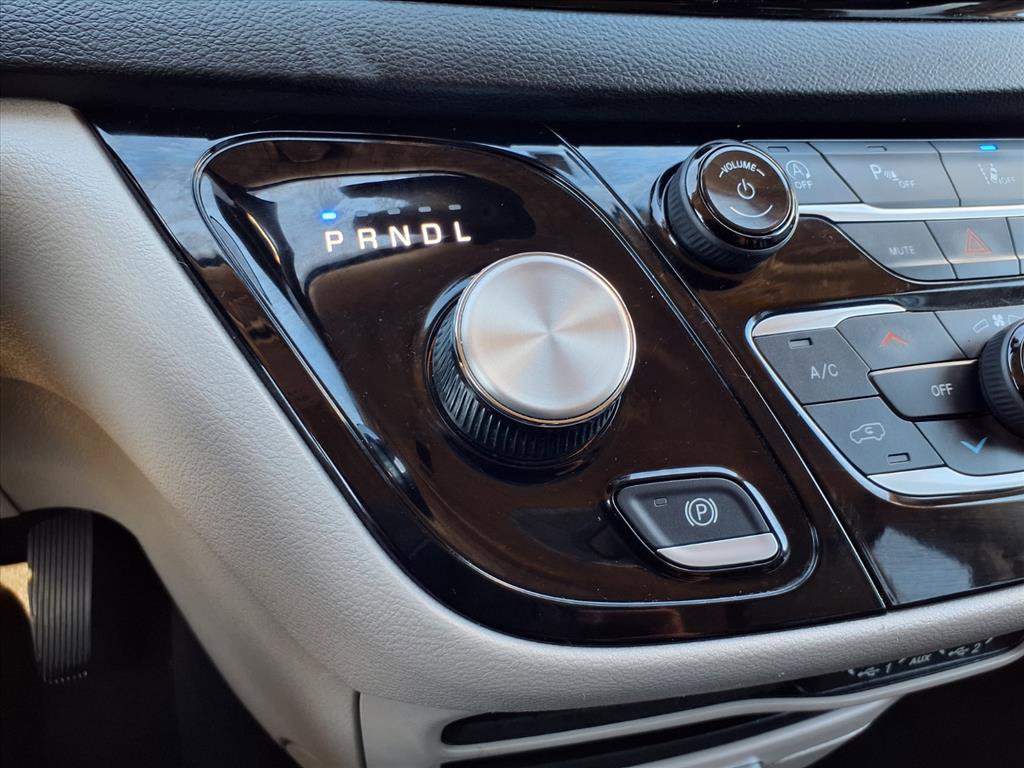 Used 2023 Chrysler Pacifica Touring-L image 11