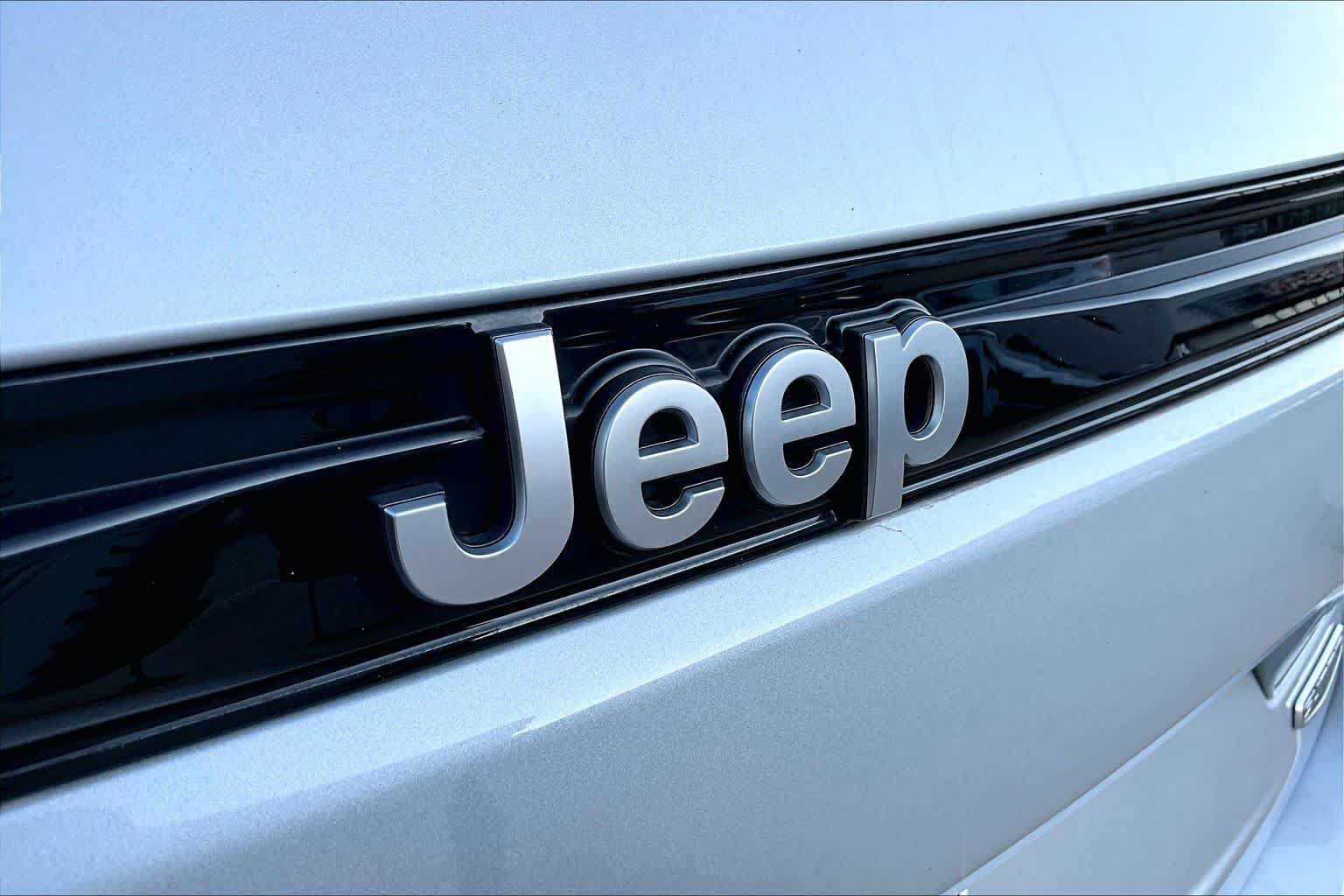 Used 2022 Jeep Grand Cherokee Summit AWD/4WD image 28