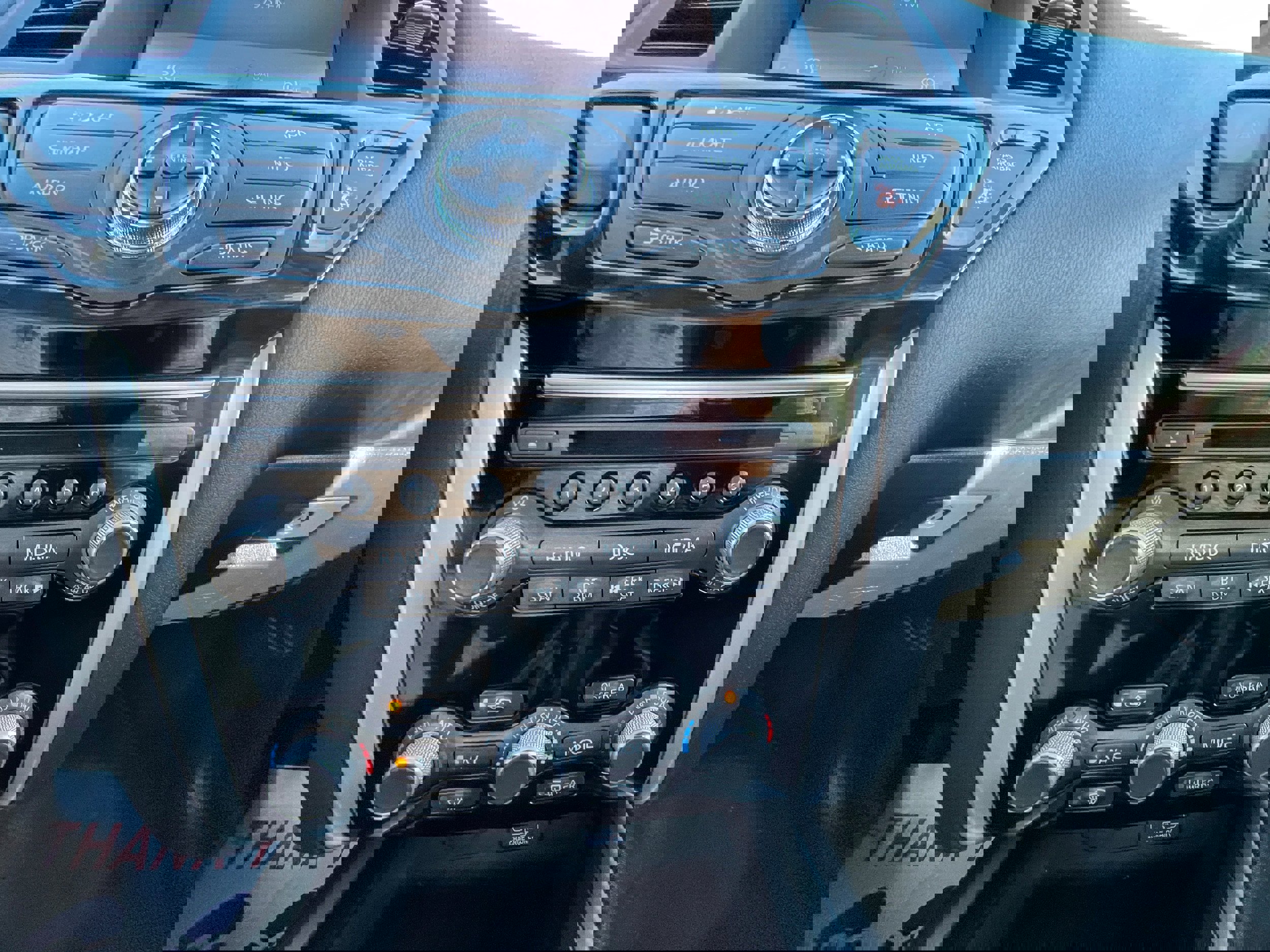 Used 2018 Nissan Pathfinder SV image 18