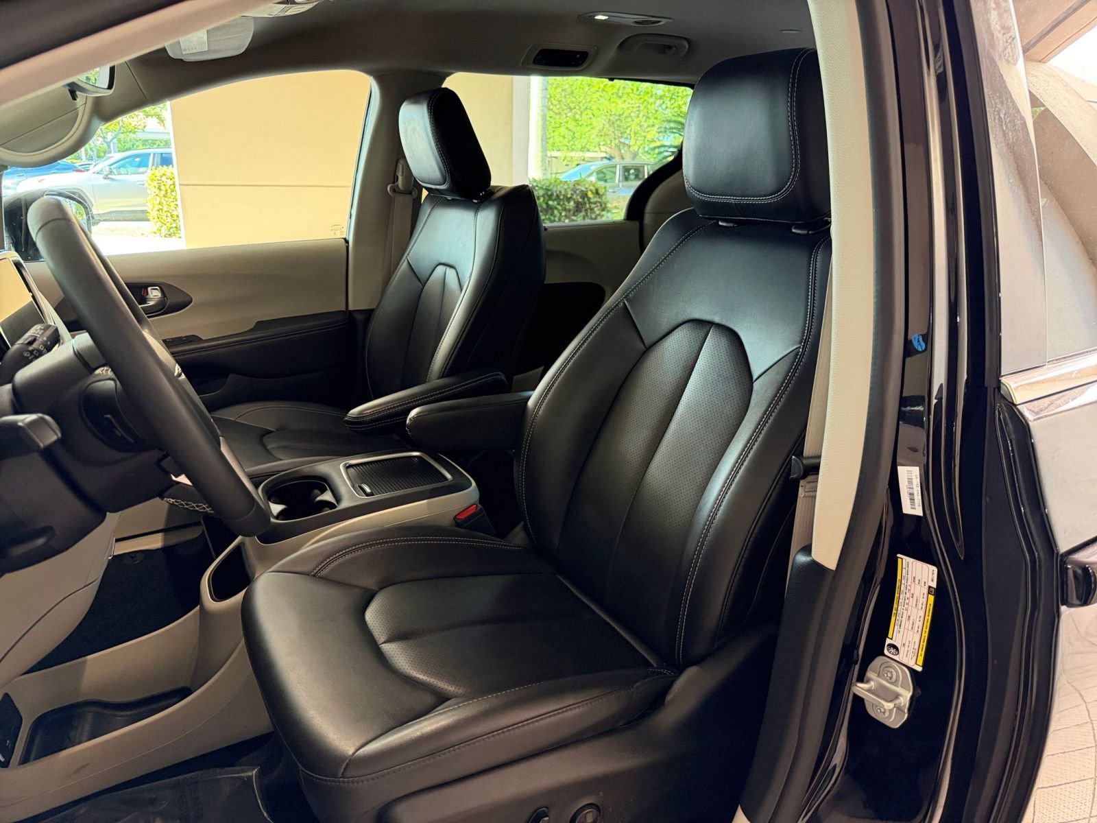 Used 2024 Chrysler Pacifica Touring-L image 23