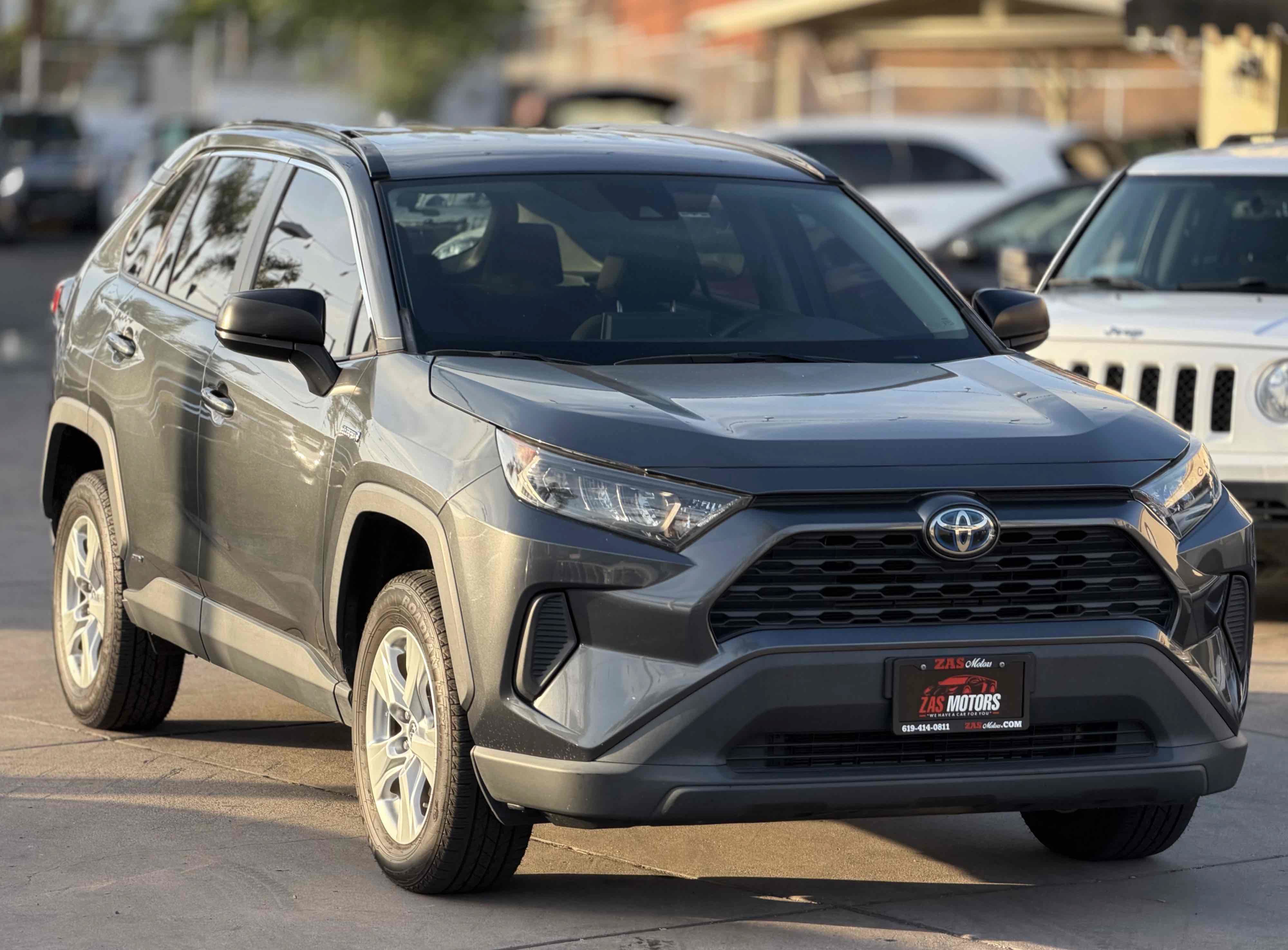 Used 2021 Toyota RAV4 LE AWD/4WD image 4