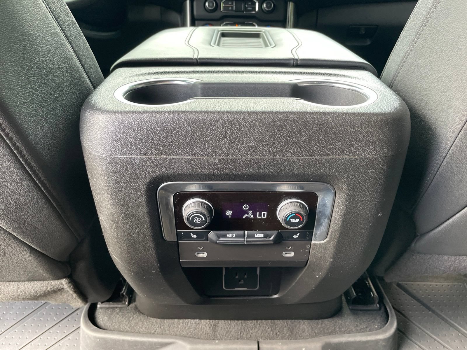 Used 2024 Chevrolet Suburban Z71 w/ Luxury Package AWD/4WD image 38