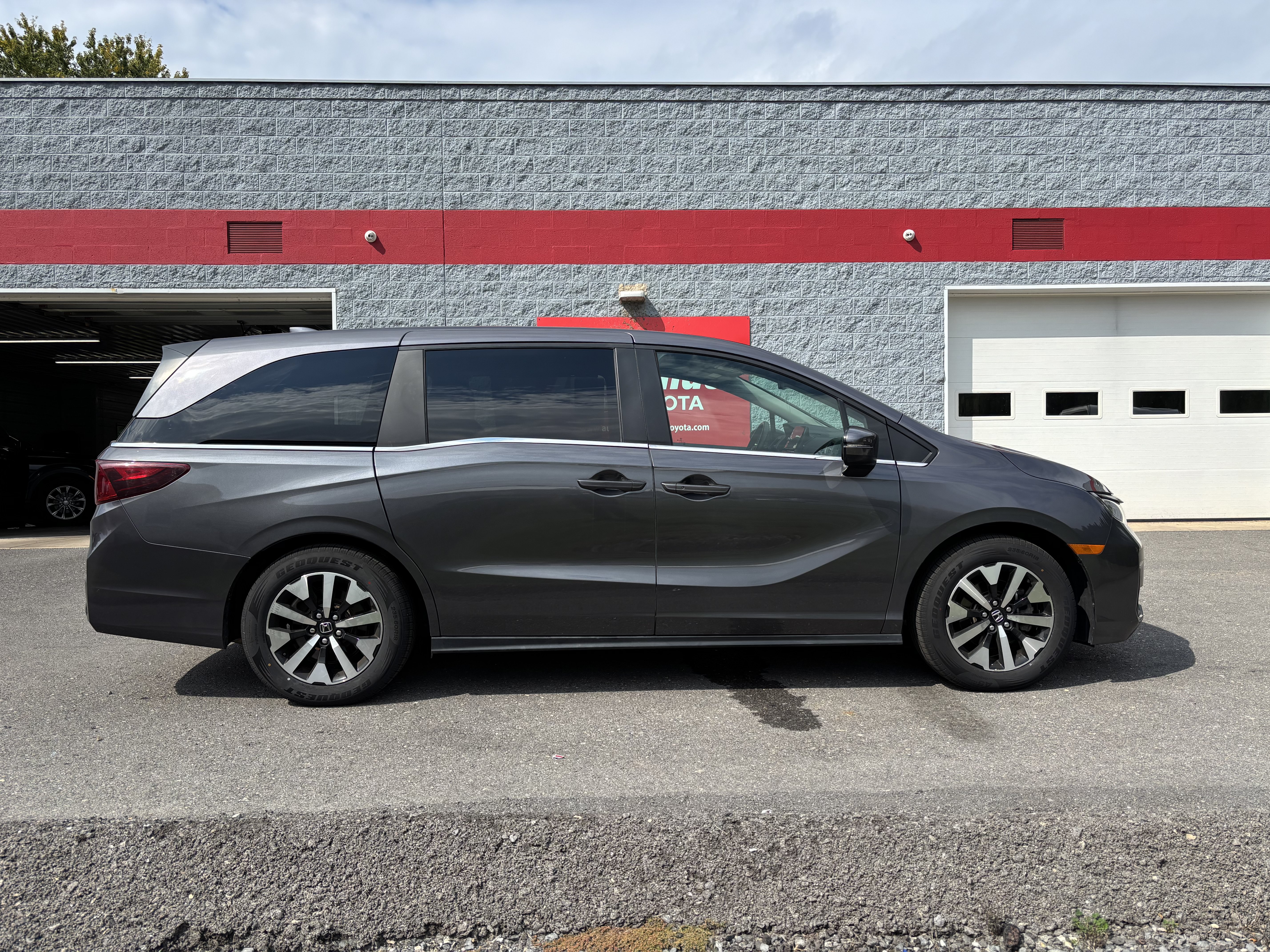 Used 2025 Honda Odyssey EX-L image 2