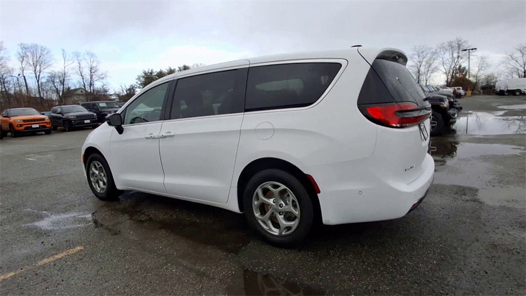 Certified 2024 Chrysler Pacifica Limited image 6